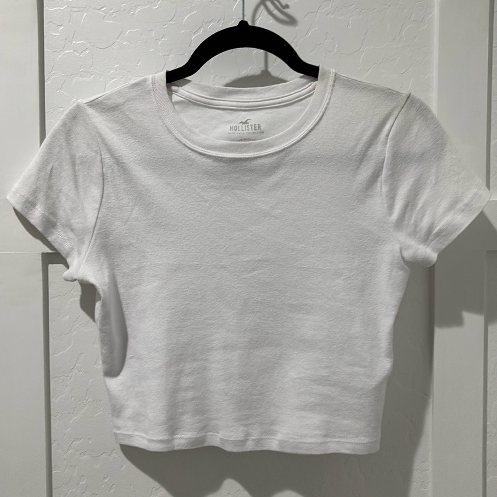 Hollister women’s white baby tee small